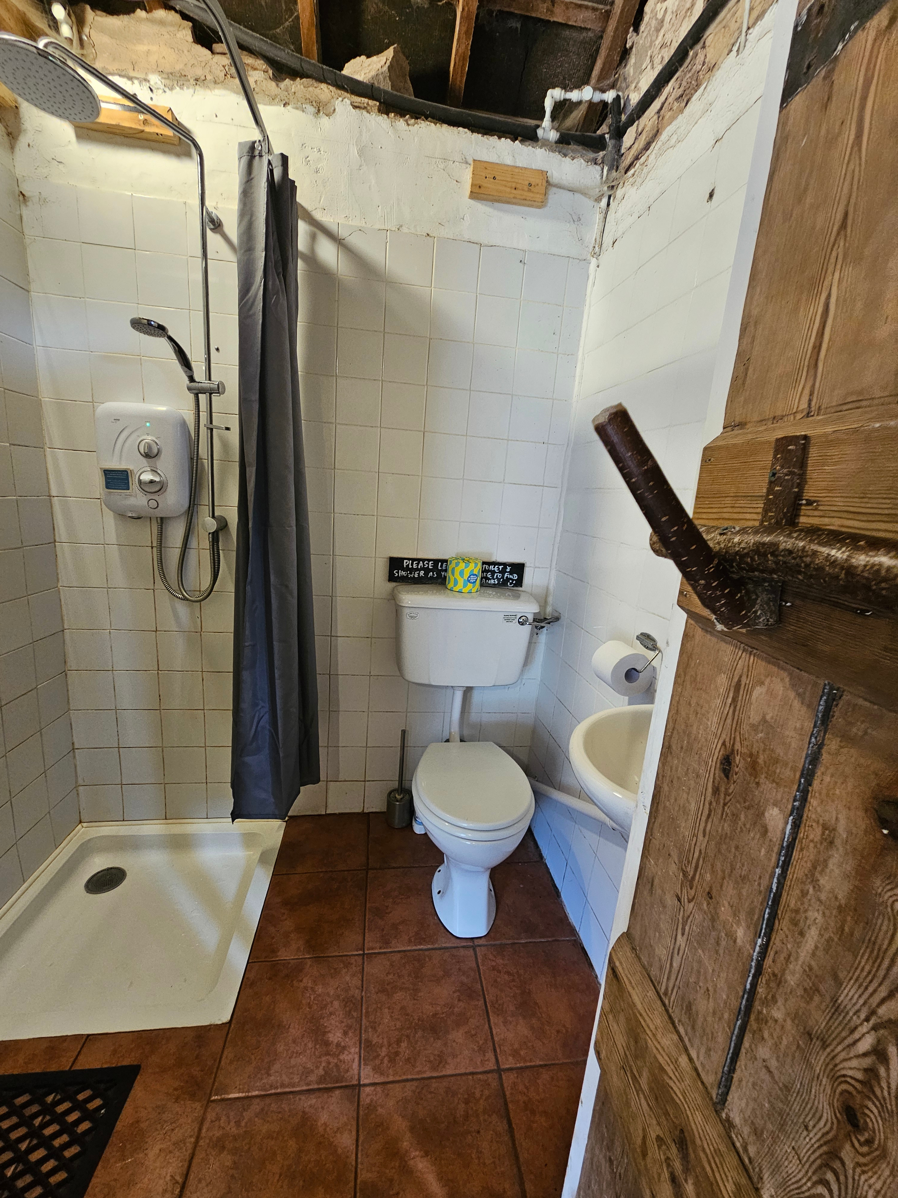 Facilities are simple - we are 'back to basics' camping - with two washing up sinks, three hot showers, two flushing toilets and four compost toilets. The washroom also has maps, walk suggestions, books, fridge/freezer and kettle. 