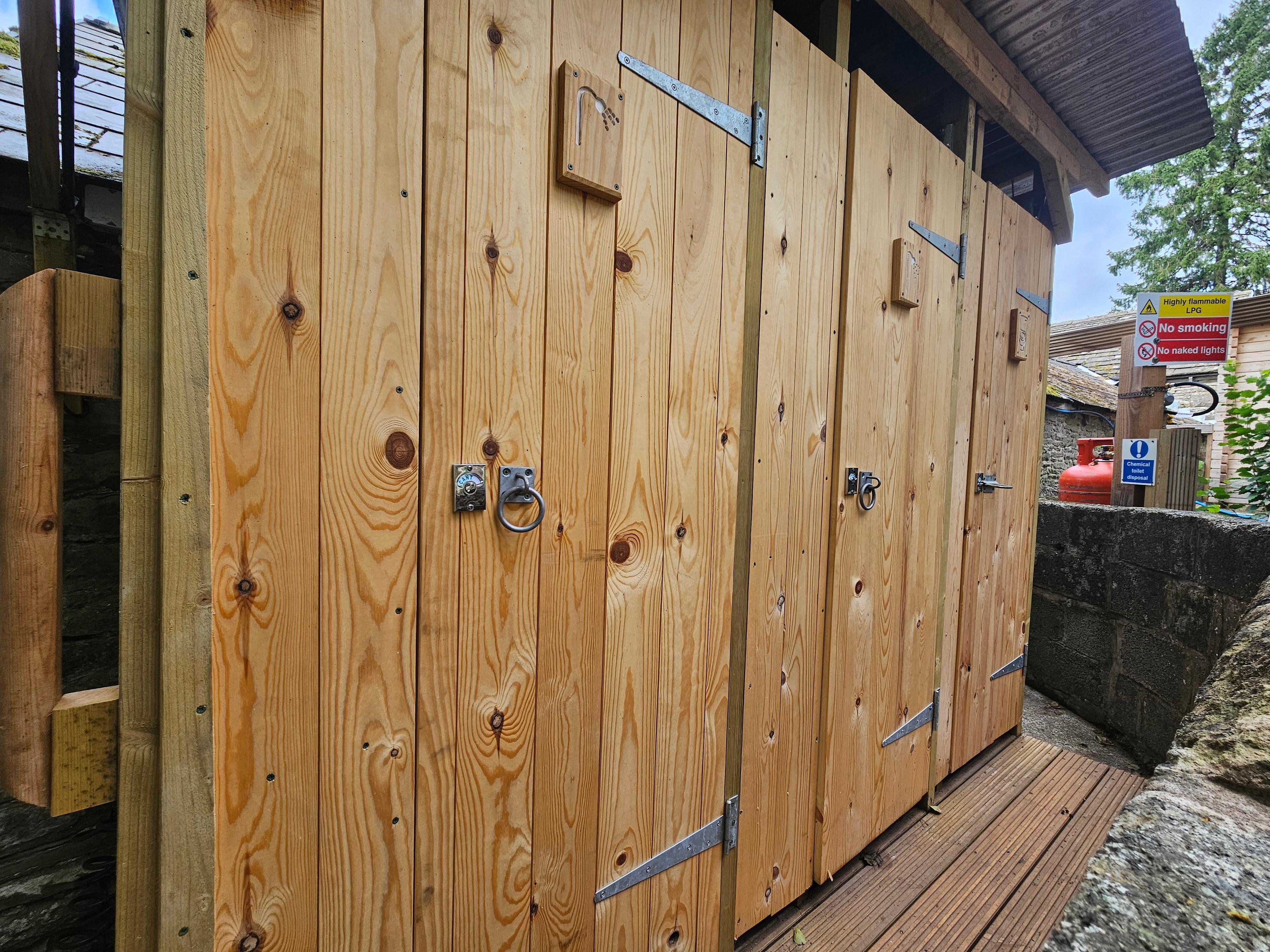 Facilities are simple - we are 'back to basics' camping - with two washing up sinks, three hot showers, two flushing toilets and four compost toilets. The washroom also has maps, walk suggestions, books, fridge/freezer and kettle. 