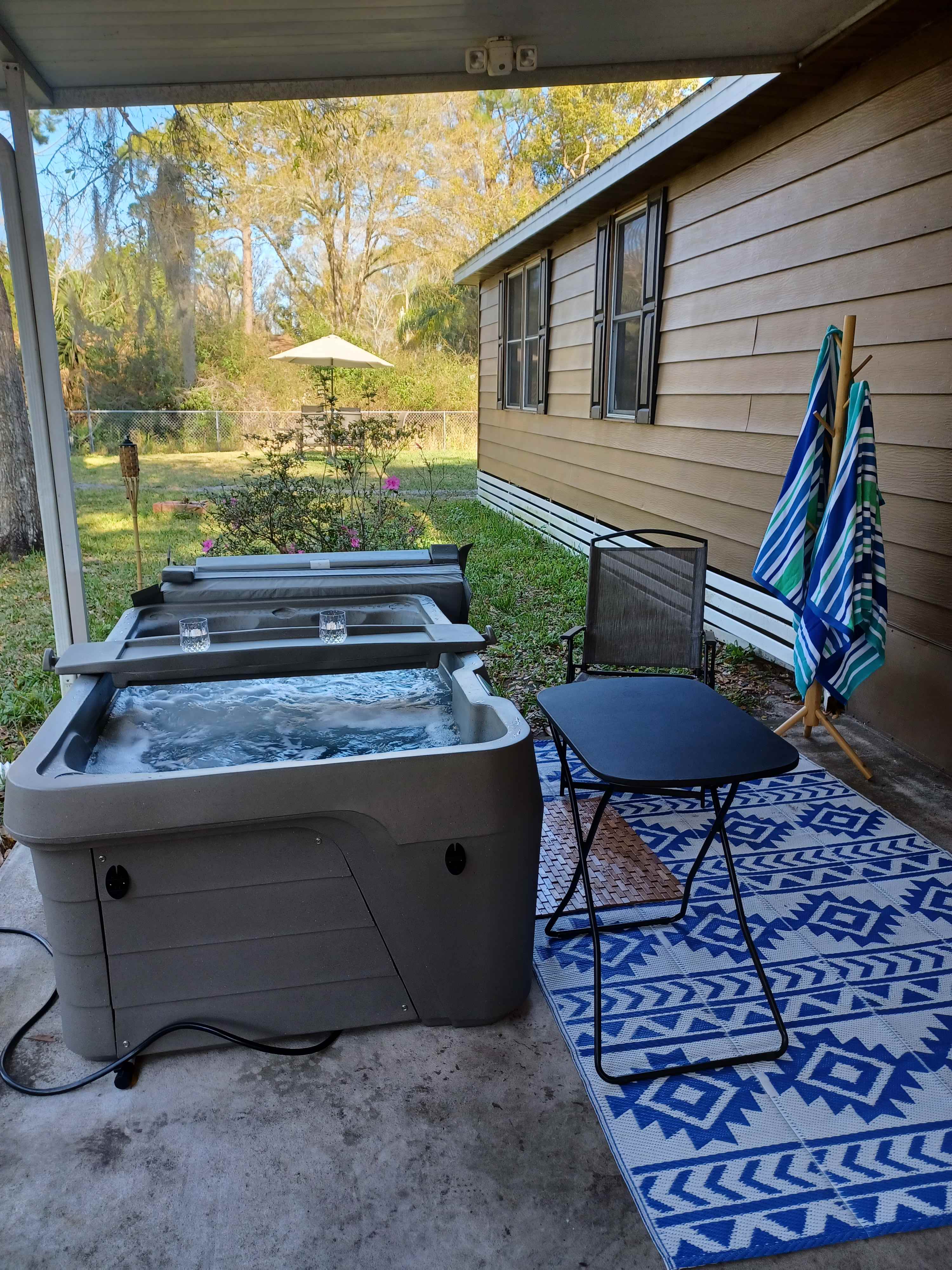 Double lounge seat hot tub, beach towels available on request.
