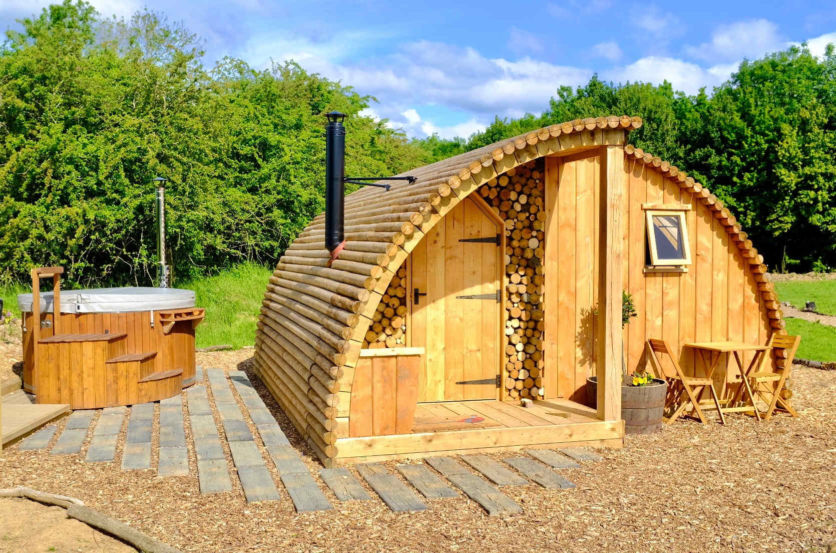 Pheasant Lodge exterior and hot tub