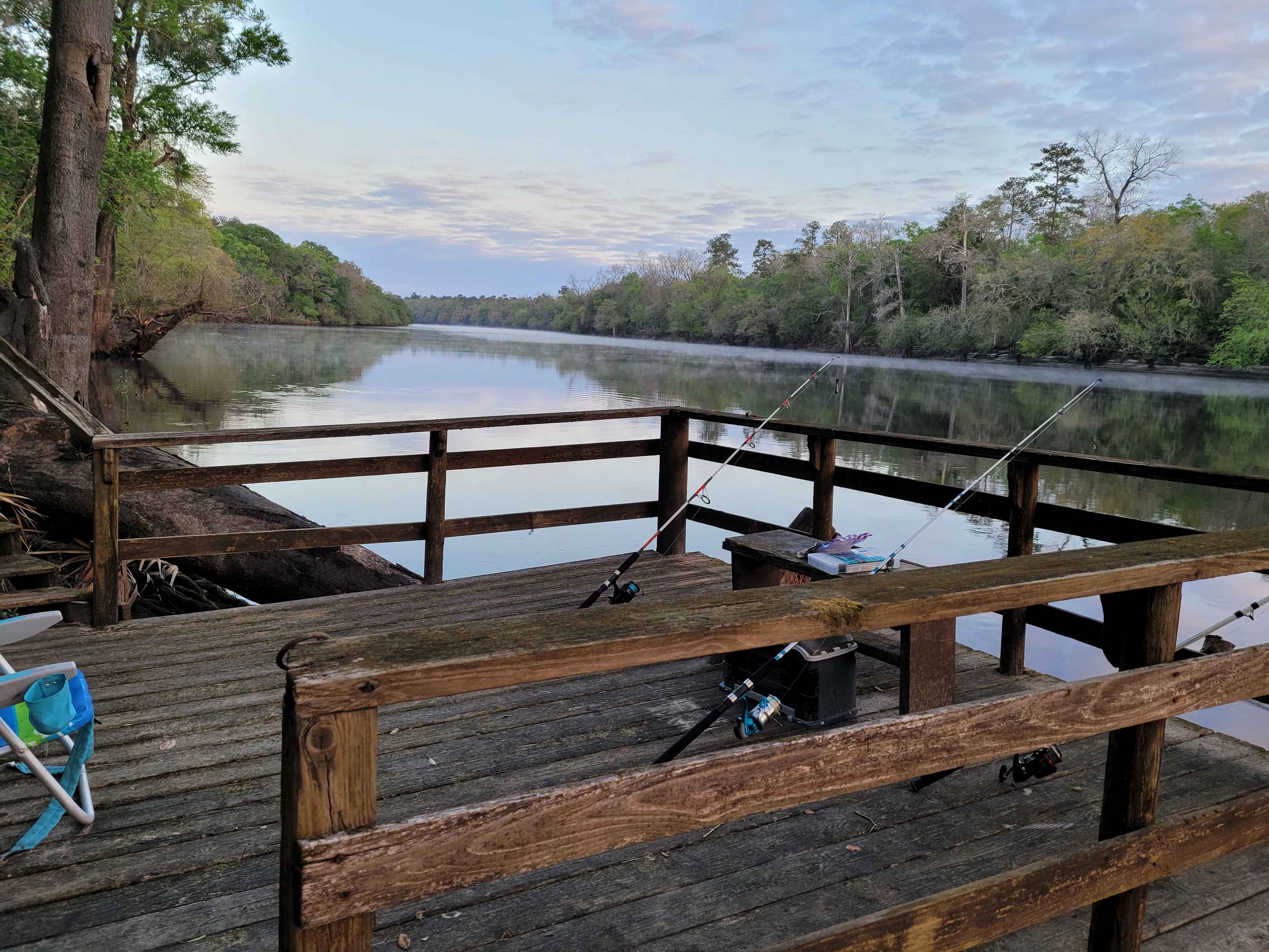 Riverside Escape 🛶🎣