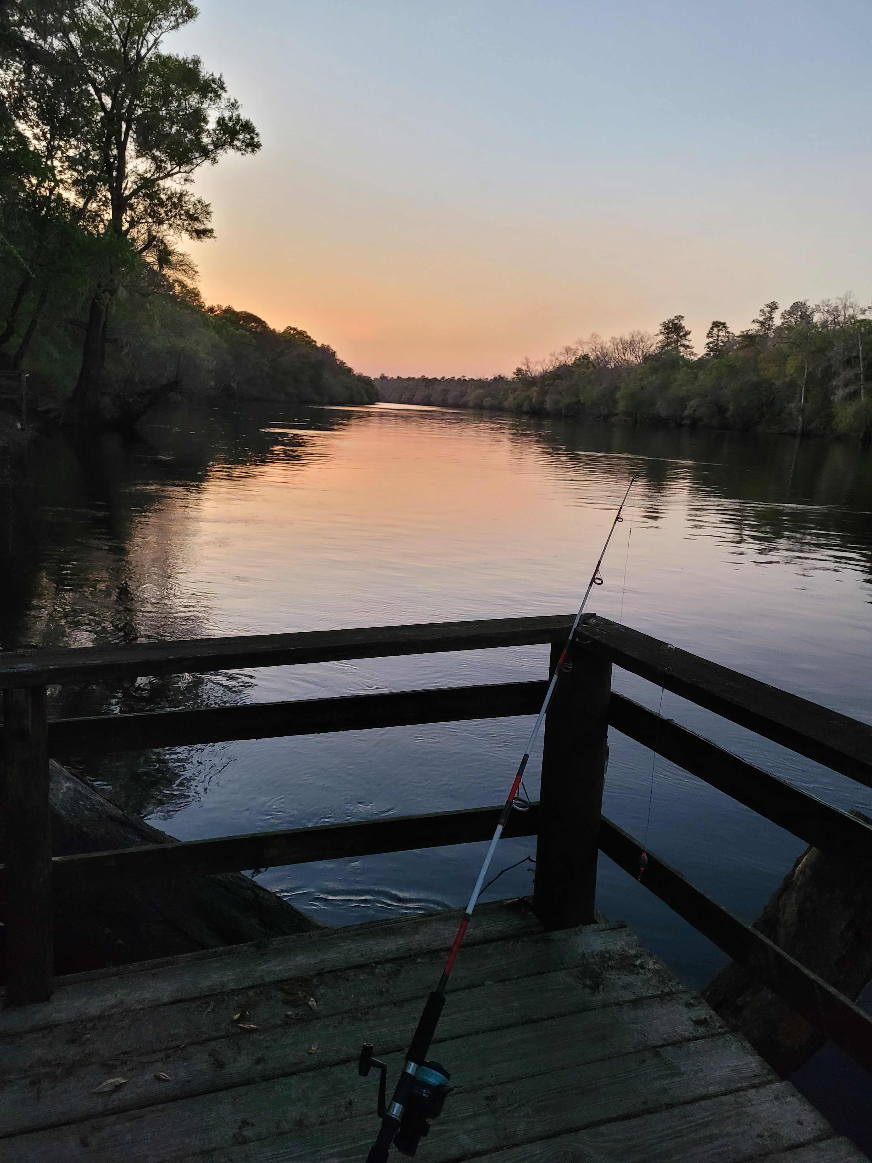Riverside Escape 🛶🎣