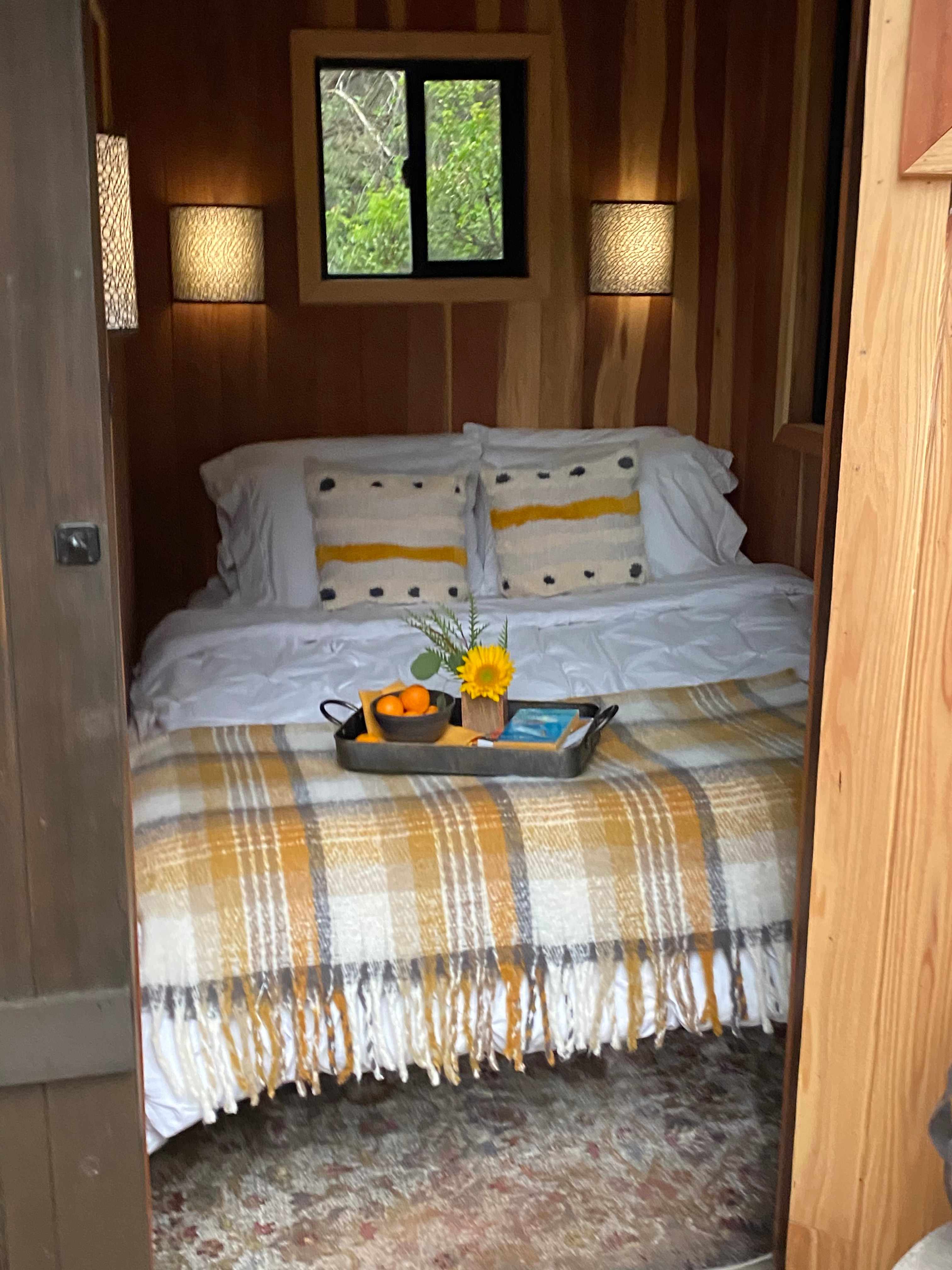 Queen size bed 