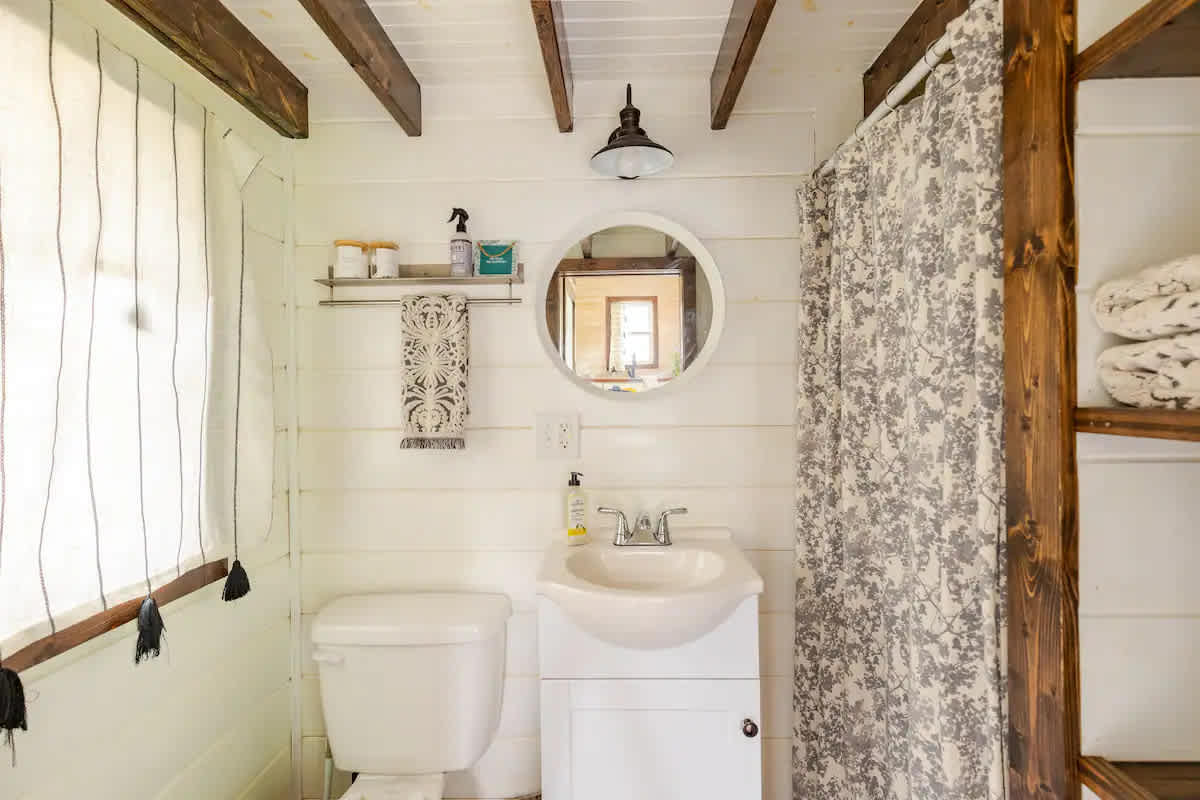 Tiny House Urban Farm Stay