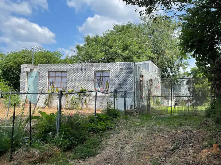 Tiny House Urban Farm Stay