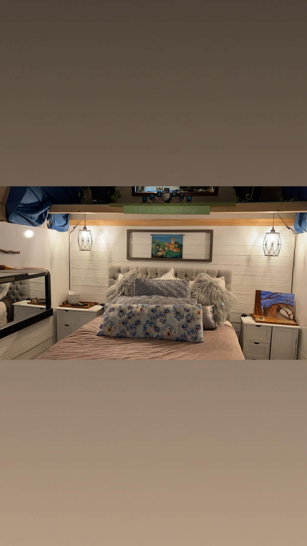 Queen sized bed. Tv and dvd player in the bedroom. Tv will swivel towards hydratherapy tub. 