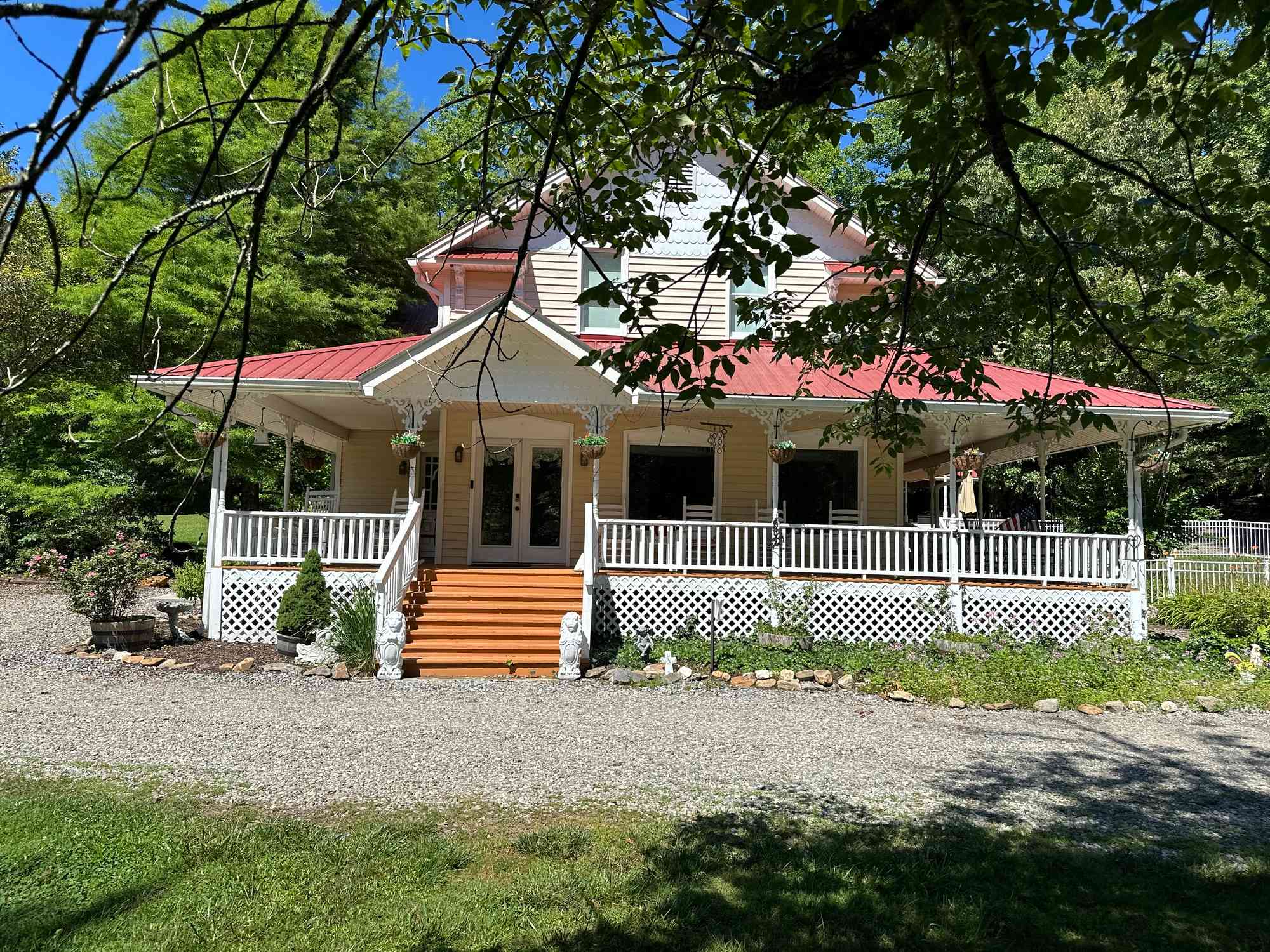 Misty Mountain Inn & Cottages