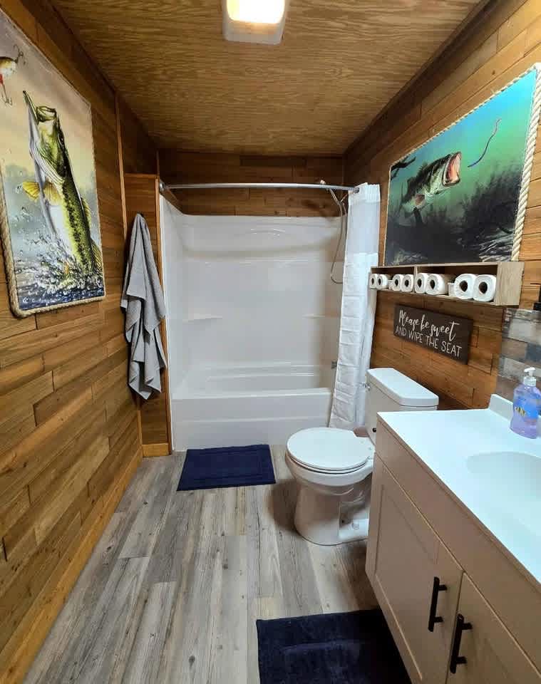 Full bathroom with tub/shower combo