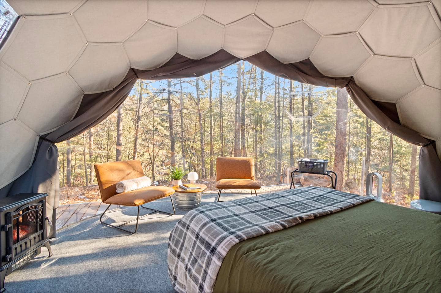 Dome coming May 2025!  
This isn't our dome, but this IS what it will look like inside! Enjoy spectacular views of Hay Lake from the comfort of your cozy bed. 