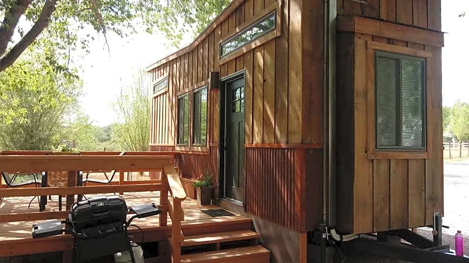Cedar Creek Lodging & RV Park