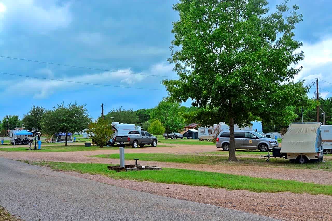 30/50 AMP Deluxe Full Hookup RV Site