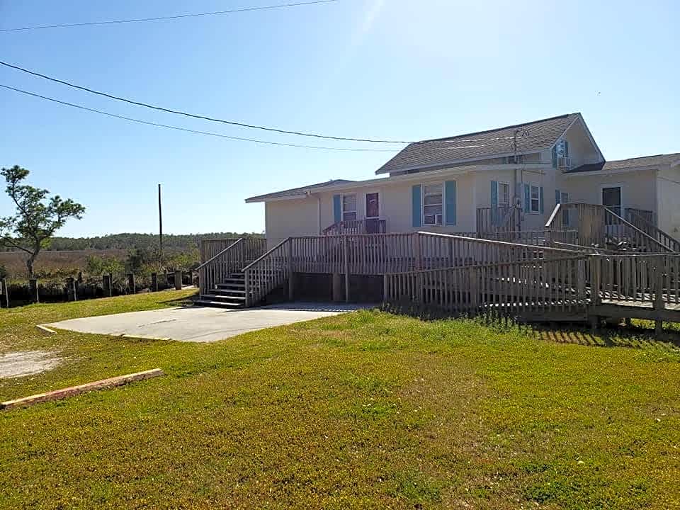 Waterfront - Swan Point Lodge