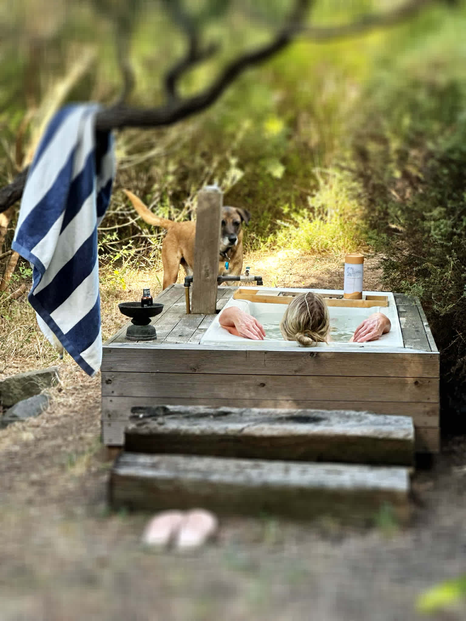 Relax in the hold and cold bath under the stars or chill in the morning. 