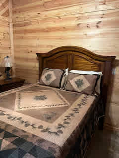 Elegant Log Cabin Creekside