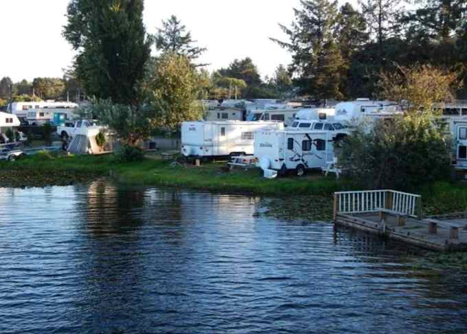 Sunset Lakes Resort
