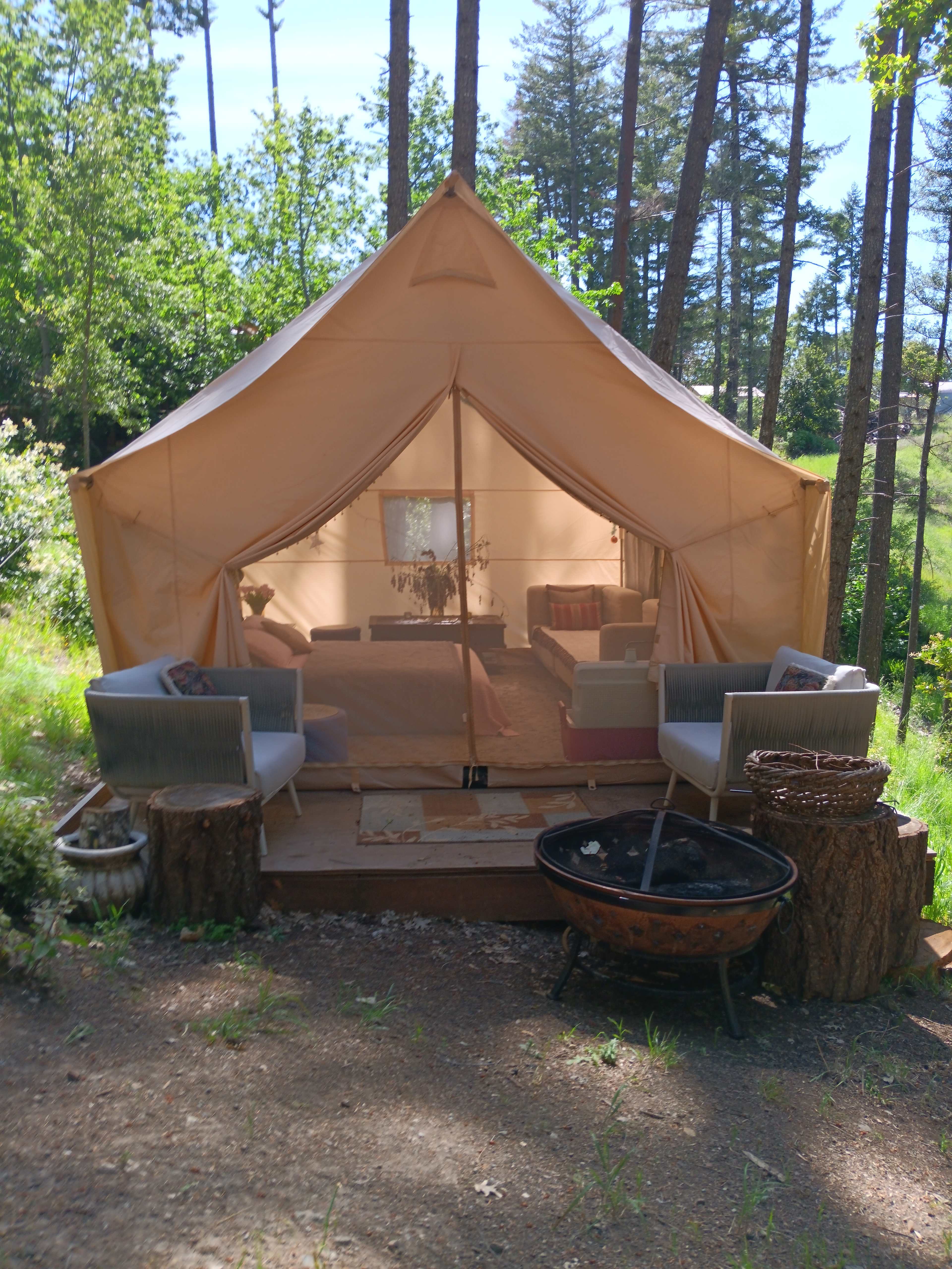 As of Mother's day 2025 this is the newly upgraded Golden Bowl site. 
Queen size bed with bedding, and comfortable couch that can sleep 2 children or
