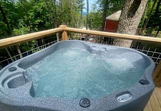 WindSong in the treetops/hot tub,
