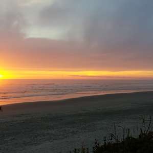 This campground is definitely my favorite on the mid-section of the Oregon Coast. No showers but there are bathrooms. We always see whales, sea lions, rainbows, and find tons of agates! Super easy access to the beach!