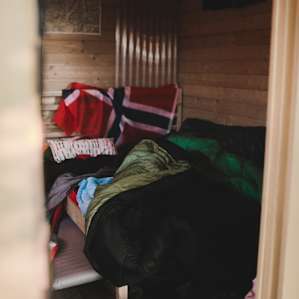 The cabin had plenty of cozy sleeping bags to keep you warm. You really only need to bring a liner!