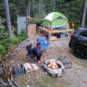Fire pit is ready to go on arrival! Make sure to have a couple bucks cash for a firewood stand on the way to the site!