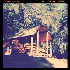 The cabins here are widely spaced along delightfully winding, woodsy lanes.