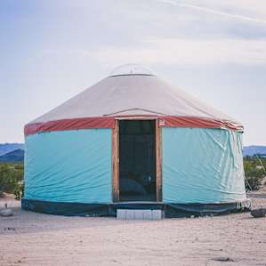A beautiful yurt with amazing colors for aesthetic pictures!