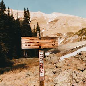 mountain sign amenity