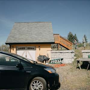 Parking, picnic table area and way up to the loft.