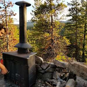 Ryan (the host) helped us start our first fire and showed us how to keep it going overnight. Amazing host