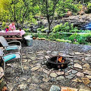 Scenic Smith River Retreat