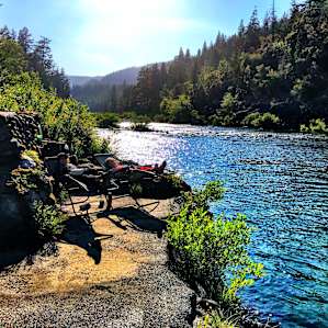 Scenic Smith River Retreat