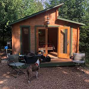 Close-in quaint cabin!