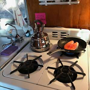 enough to cooking space for 2 people