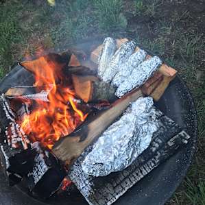 Salmon and corn on the fire, no bbq available so be creative 😊