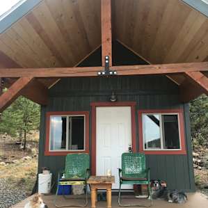 Cute well-appointed cabin with great vintage chairs for sitting and enjoying the view
