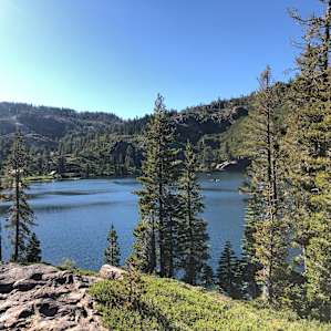 We kayaked to one corner of the lake where we spotted a rope swing. Parked the kayaks on the shore, then hiked up just 90 seconds to get this view.