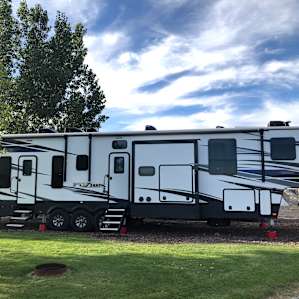 Very well maintained yard with personal fire pit. They also included wood for use.