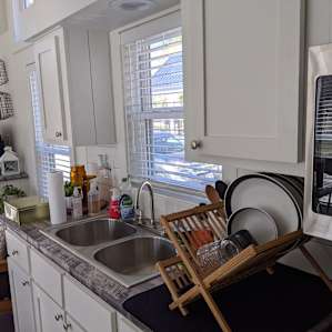 Open airy kitchen with full size appliances, suitable for nornal cooking