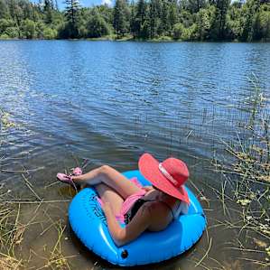 Direct access to swim in the lake, only feet from our tent.