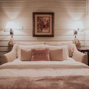Such a cozy bed setup.