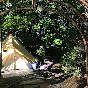 Approaching the glamping tent, with the purple wagon that made bringing all our stuff down from the car so easy 🙏🏼