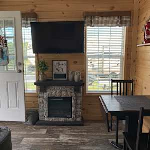 TV + dining area, beautifully decorated, Netflix is already set up and good to go from the moment you arrive