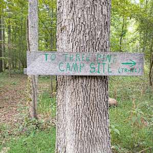 Sign pointing to camp from the parking site