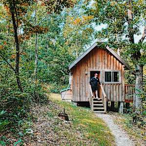 ItzaWayzBack Farm- Dogwood Cabin