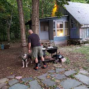 It's dinner time. Let's eat outside.