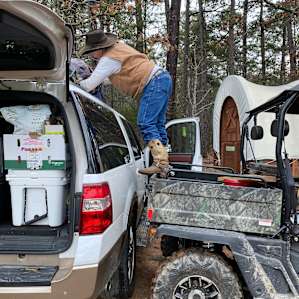 Glen helping us load up. A full-service host! 😆
