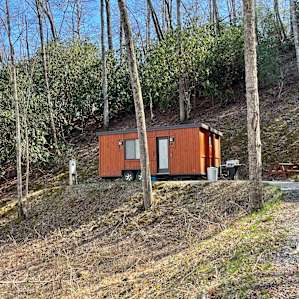 "Little Red" Tiny Home w/Hot Tub!!!