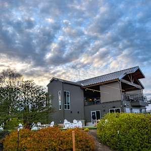 Hawk's View vineyard within easy walking distance.