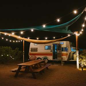 The market lights provide a great ambiance outside in the evening :)