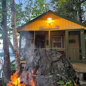 El Floretta Lakeside Tiny Cabin